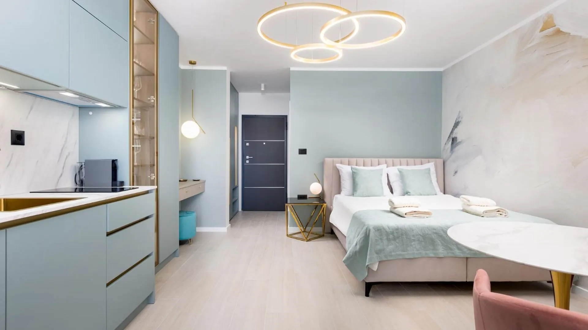 Mint & Gold Luxury Suite 말린스카 0*,